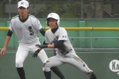 初回、いきなり二塁打で出塁した京華商・伊東君と東大和・山口遊撃手