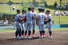 マウンドに集まる京都国際の選手たち