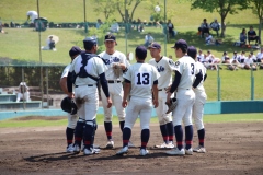 マウンドに集まる京都成章の選手たち