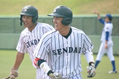 7回に試合を決定づける本塁打を放った仙台大・平野裕亮