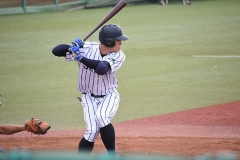 1番に座り、初回に二塁打を放った仙台大・立山創太郎