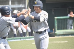 3点本塁打を放ち、笑顔で生還する仙台育英・湯浅桜翼
