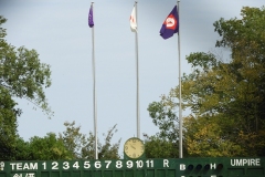 多摩一本杉球場に掲揚されている主催社旗と連盟旗
