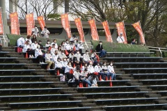 加藤学園の応援幟と保護者たち