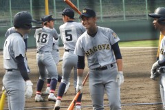試合前、笑顔もこぼれる名古屋の選手たち