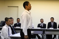 開会式で選手宣誓を行う松山商・大西-利来（3年主将・捕手）