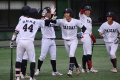 4回裏に逆転満塁本塁打を放ち、仲間と喜びを分かち合う大阪体育大の井手上拓矢（写真中央）