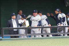 ①本塁打を放ちベンチで祝福される富浜琉心（左から2番目）