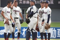 ベンチの指示を確認する明和県央の選手たち