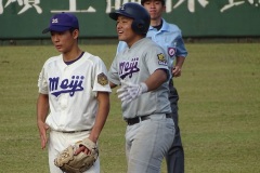 8回-二塁打を放った明大中野・臼井-良太