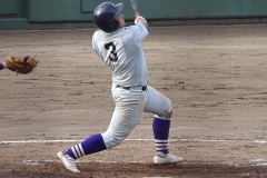 8回-明大中野・臼井-良太-二塁打を放つ