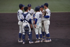 マウンドに集まる奈良大附の選手たち