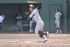本塁打を打つ椎木（横浜）-1