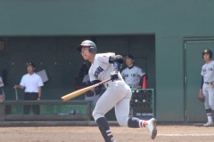 本塁打を打つ椎木（横浜）-2