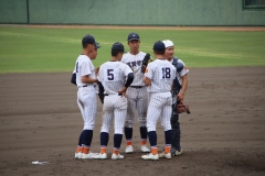 マウンドに集まる滋賀学園の選手たち