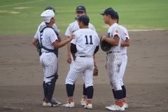 マウンドに集まる滋賀学園の選手たち