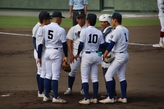 マウンドに集まる和歌山東の選手たち