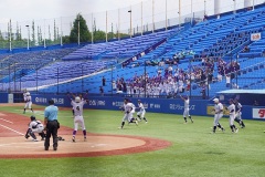 黒澤　将太二塁手（3年／背番号4）がサヨナラのホームを踏み、都立文京ベンチとスタンドは大騒ぎ
