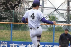 二塁手から好リリーフを見せた文京・中村