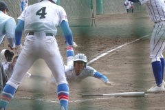 ①10回錦城学園・神谷の適時打で二塁走者の吉見も生還