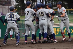 サヨナラ勝ちを喜ぶ関西学院大の選手たち