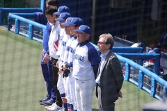 試合前あいさつに立つ駒澤大・香田-誉士史監督（右から2人目）