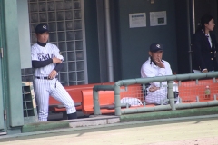 戦況を見守る大阪学院大の中村良二監督（右）と前田拓也コーチ